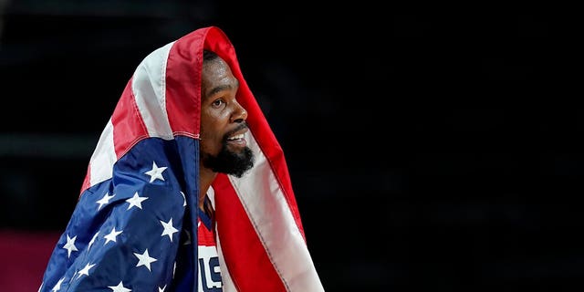 미국 케빈 듀란트(7)가 2021년 8월 7일(토) 일본 사이타마에서 열린 2020년 하계 올림픽 남자 농구 금메달리스트 프랑스와의 경기에서 승리한 후 환호하고 있다.  (AP 사진/찰리 나이버걸)