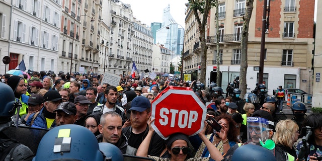 I manifestanti anti-vaccinazione si riuniscono durante una manifestazione a Parigi, in Francia, sabato 7 agosto 2021.