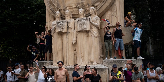 متظاهرون يغنون أغاني خلال مظاهرة في مرسيليا ، جنوب فرنسا ، يوم السبت 7 أغسطس 2021.
