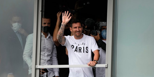 Lionel Messi saluda tras llegar al aeropuerto de Le Bourget, al norte de París, el martes 10 de agosto de 2021. Asociación de larga data con el Barcelona.