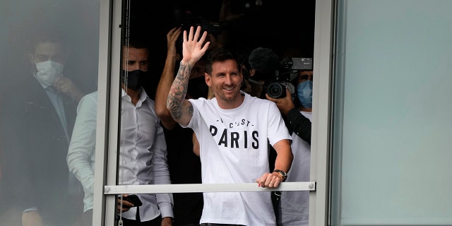 Lionel Messi waves after arriving at Le Bourget airport, north of Paris, Dinsdag, Aug.. 10, 2021. Lionel Messi finalized agreement on his Paris Saint-Germain contract and was flying to France on Tuesday to complete the move that confirms the end of a career-long association with Barcelona.