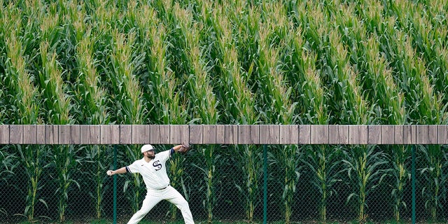 Chicago White Sox pitcher Lance Lynn warms up in the outfield before a baseball game against the New York Yankees, Thursday, Aug. 12, 2021 in Dyersville, Iowa. (AP Photo/Charlie Neibergall)