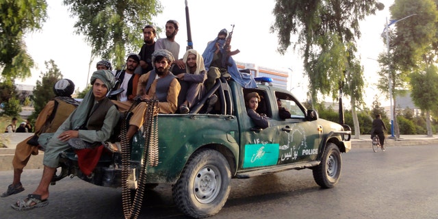 Des combattants talibans patrouillent dans la ville de Kandahar, dans le sud-ouest de l'Afghanistan, le dimanche 15 août 2021. (AP Photo/Sidiqullah Khan)