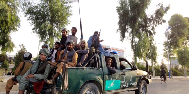 Des combattants talibans patrouillent dans la ville de Kandahar, dans le sud-ouest de l'Afghanistan, le dimanche 15 août 2021. (AP Photo/Sidiqullah Khan)