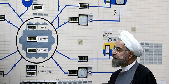 Dans cette photo d'archive publiée le 13 janvier 2015 par le bureau du président iranien, l'ancien président Hassan Rohani visite la centrale nucléaire de Bushehr juste à l'extérieur de Bushehr, en Iran. 