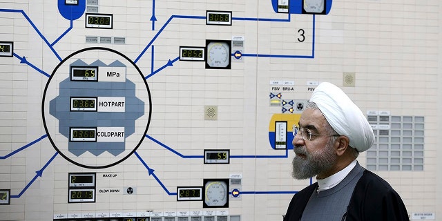 En esta foto de archivo publicada el 13 de enero de 2015 por la oficina del presidente iraní, el expresidente Hassan Rohani visita la planta de energía nuclear de Bushehr en las afueras de Bushehr, Irán. 