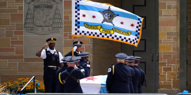 Le corps de l'officier de police de Chicago tué Ella French est transporté dans la chapelle du sanctuaire Sainte-Rita de Cascia le mercredi 18 août 2021, pour une veillée.  French a été tué et son partenaire a été grièvement blessé lors d'un contrôle routier le 7 août sur le côté sud de la ville.  