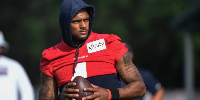 EXPEDIENTE- In an Aug. 2, 2021 foto de archivo, Texans quarterback Deshaun Watson practices with the team during NFL football practice in Houston.