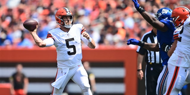 Cleveland Browns quarterback Case Keenum throws during the first half of an NFL football game against the New York Giants, Sunday, Aug. 22, 2021, in Cleveland. (AP Photo/David Dermer)