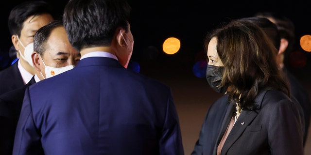 NOI. Vice President Kamala Harris is welcomed by Chairman of the Office of State President Le Khanh Hai, as she arrives for the second leg of her Asia trip, in Hanoi, Vietnam, martedì, Ago. 24, 2021. (Associated Press)