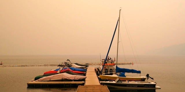Smoke from the Caldor Fire, shrouds Fallen Leaf Lake near South Lake Tahoe, カリフォルニア, 火曜日, 8月. 24, 2021. The massive wildfire, that is over a week old, has scorched more than 190 平方マイル, (492 square kilometers) and destroyed hundreds of homes since Aug. 14. It is now less than 20 miles from Lake Tahoe.