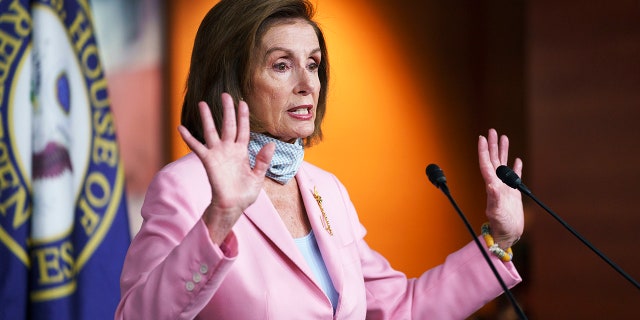 La presidenta de la Cámara de Representantes, Nancy Pelosi, D-Calif., se reúne con reporteros en el Capitolio en Washington, el miércoles 25 de agosto de 2021.