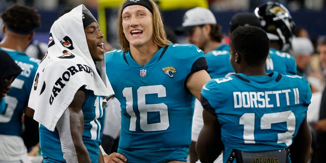 Jacksonville Jaguars' Laviska Shenault Jr., 왼쪽, Trevor Lawrence (16) and Phillip Dorsett II (13) talk on the sideline in the first half of a preseason NFL football game against the Dallas Cowboys in Arlington, 텍사스, 일요일, 8월. 29, 2021. (AP Photo/Michael Ainsworth)
