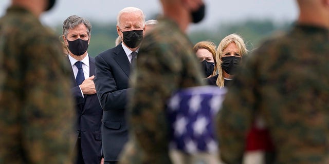 바이든 대통령, first lady Jill Biden, and Secretary of State Antony Blinken look on as a carry team moves a transfer case with Marine Corps Cpl. Humberto A. Sanchez, 22, who was killed in the suicide bombing in Kabul, 아프가니스탄, 8월에. 26. 