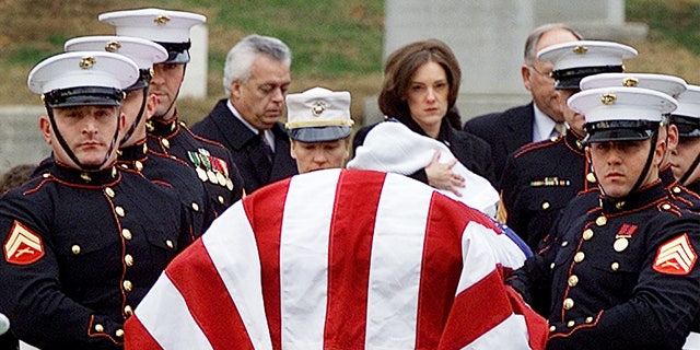 Shannon Spann, wife of CIA officer Johnny Michael "Mike" Spann, follows her husband's casket while holding her 6-month old son Jake, at Arlington National Cemetery in Virginia, 12 월. 10, 2001. 