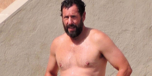 Adam Sandler fue visto en la playa en España el domingo.