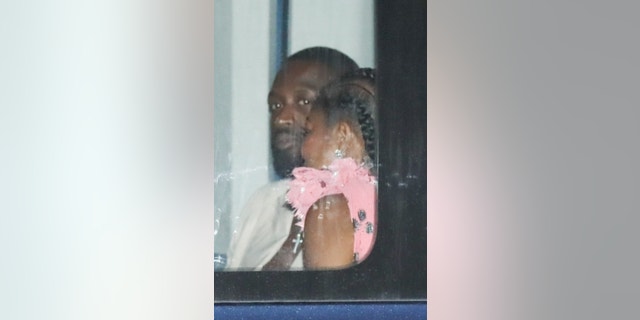 Martha's Vineyard, MA  - *EXCLUSIVE*  - Gabrielle Union and Dwyane Wade take a shuttle to the airport after celebrating Barack Obama's star-studded 60th birthday party at Martha's Vineyard. Pictured: Gabrielle Union, Dwyane Wade BACKGRID USA 8 AUGUST 2021 USA: +1 310 798 9111 / usasales@backgrid.com UK: +44 208 344 2007 / uksales@backgrid.com *UK Clients - Pictures Containing Children
Please Pixelate Face Prior To Publication*