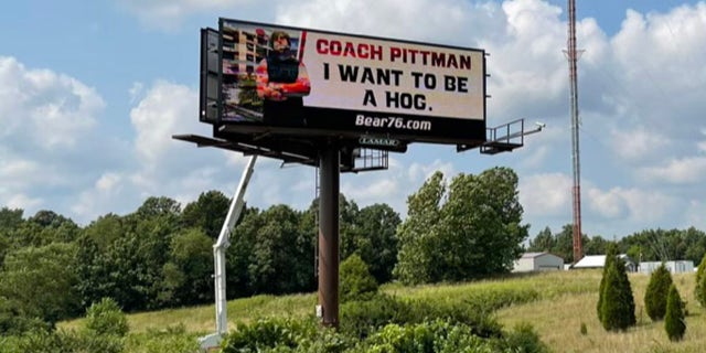 The billboard, which McWhorter put up on I-49, sê: "Coach Pittman, I want to be a Hog."