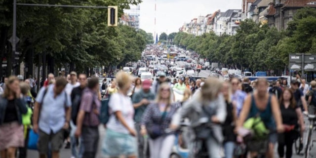 تجمع مئات الأشخاص في برلين للاحتجاج على إجراءات الحكومة الألمانية لمكافحة فيروس كورونا رغم حظر التجمعات ، مما أدى إلى اعتقالات واشتباكات مع الشرطة.  (فابيان سومر / dpa عبر AP)