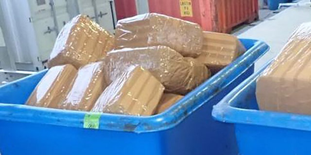 A suspect tried to smuggle 24 bricks of methamphetamines across the Texas-Mexico border inside the tires of a pickup truck, hanno detto le autorità. 