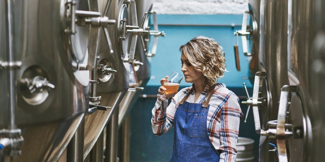 De acordo com a Brewers Association, uma cervejaria é um artesanato se "Cervejaria pequena e independente."