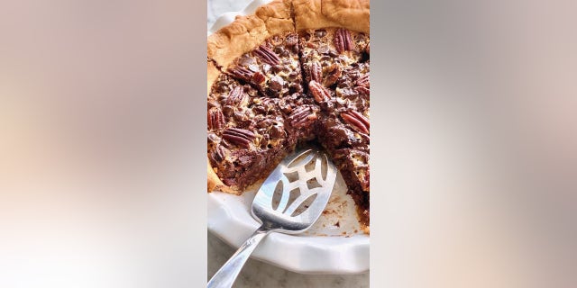 在她的博文中, Morgan describes her chocolatey twist on the classic pecan pie as "the perfect dessert to serve on special occasions."
