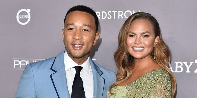 John Legend and Chrissy Teigen attend the 2019 Baby2Baby Gala Presented By Paul Mitchell at 3LABS on November 09, 2019 in Culver City, 캘리포니아. 