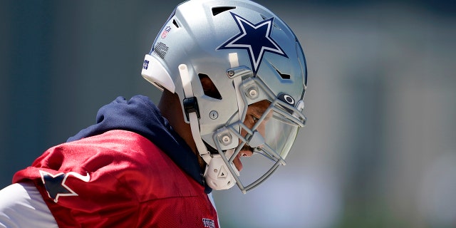 Dallas Cowboys quarterback Dak Prescott jogs onto the practice field for a workout at the team's NFL football training facility in Frisco, 텍사스, 수요일, 8월. 25, 2021. (AP Photo/Tony Gutierrez)