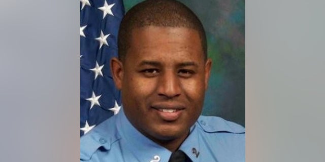 New Orleans police Det. Everett Briscoe was killed during a robbery while visiting Houston, authorities said.