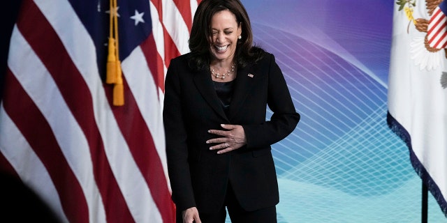WASHINGTON, DC - 3 JUIN : La vice-présidente des États-Unis, Kamala Harris, rit après avoir répondu à une question de presse après avoir pris la parole lors d'un événement d'accès Internet haut débit dans l'auditorium de la Cour sud du complexe de la Maison Blanche le 3 juin 2021 à Washington, DC. Harris a annoncé que l'administration Biden mettait à disposition 1 milliard de dollars de subventions pour améliorer l'accès Internet haut débit dans les terres tribales. Le financement de la subvention de 1 milliard de dollars était à l'origine inclus dans le programme d'aide aux coronavirus. (Photo de Drew Angerer / Getty Images)