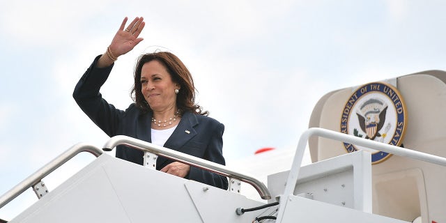 La vice-présidente Kamala Harris monte à bord d'un avion avant de quitter la base aérienne d'Andrews dans le Maryland le 14 juin 2021. 