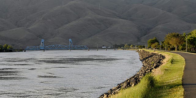 Washington's U.S. Bicycle Route 81 travels through Snake River Canyon, a region that lies between the city of Clarkston (in Washington) and southern Idaho.