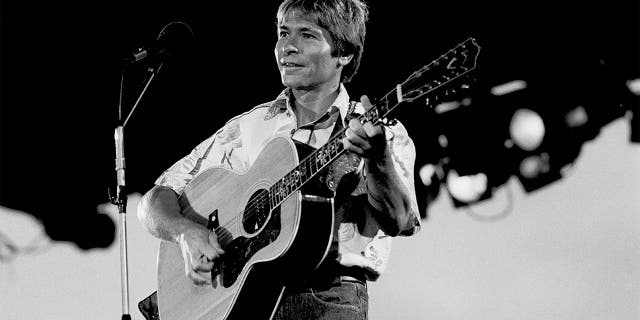 American musician John Denver (1943 - 1997) performs on stage at Chicagofest, Chicago, Illinois, August 9, 1982. 