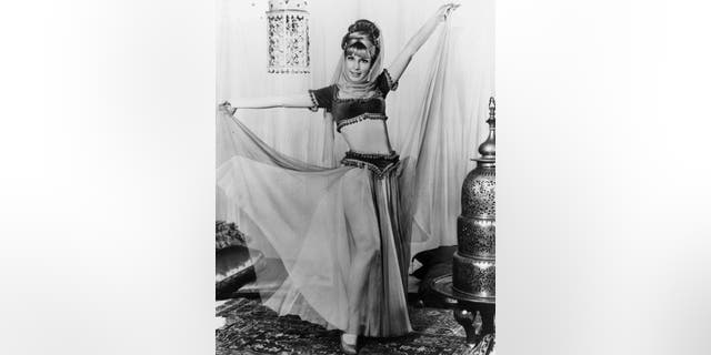 American actress Barbara Eden wears a harem costume in a full-length promotional portrait for the television series 'I Dream of Jeannie', hacia 1965.