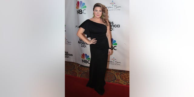 ミスアメリカ 2013 Mallory Hagan walks the Red Carpet at Mohegan Sun on December 19, 2019 in Uncasville, コネチカット.