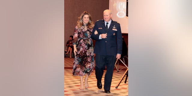 Mallory Hagan, ミスアメリカ 2013 is escorted by Major Ray Fiedler to her seat at the Miss America Foundation ‘Breakfast with the Formers’ at Mohegan Sun on December 19, 2019 in Uncasville, コネチカット.