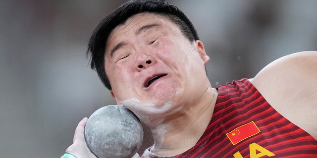 Lijiao Gong, of China, competes in the qualification rounds of the women's shot put at the 2020 하계 올림픽, 금요일, 칠월 30, 2021, 도쿄에서. (AP Photo/Matthias Schrader)