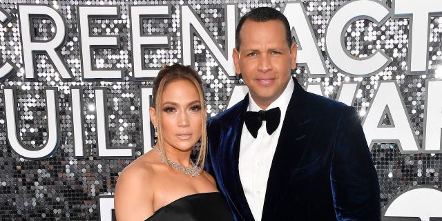 Jennifer Lopez e Alex Rodriguez participam do 26º Screen Actors Guild Awards no Shrine Auditorium em 19 de janeiro de 2020 em Los Angeles.