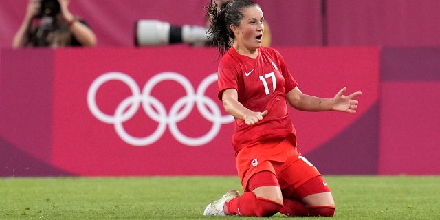 Canadiana Jessie Fleming sărbătorește marcarea primului gol din penalty într-un meci de semifinală de fotbal feminin împotriva Statelor Unite la Jocurile Olimpice de vară din 2020, luni, 2 august 2021, la Kashima, în Japonia.  (Foto AP / Fernando Vergara)