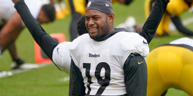JuJu Smith-Schuster walks near teammates