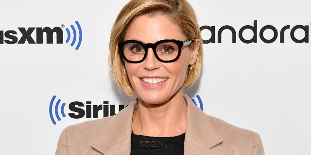 Julie Bowen and her sister helped save a ‘Moder Family’ fan who fainted on a hike in Utah.