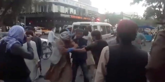 Injured people arrive at a hospital in Kabul, 아프가니스탄, 8월에. 26, 2021.