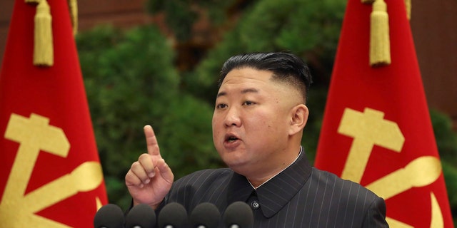 6월 29일 북한 정부가 제공한 이 사진에서 김정은 북한 국무위원장이 평양에서 열린 노동당 정치국 회의에서 연설하고 있다.  (AP/조선중앙통신/한국통신)