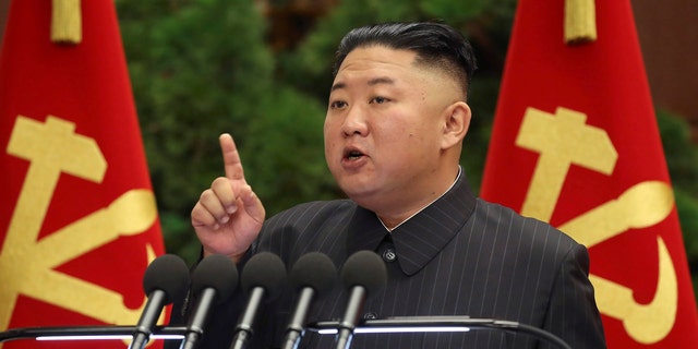 In questa foto del 29 giugno fornita dal governo nordcoreano, il leader nordcoreano Kim Jong Un parla a una riunione del politburo del partito laburista al potere a Pyongyang, in Corea del Nord.