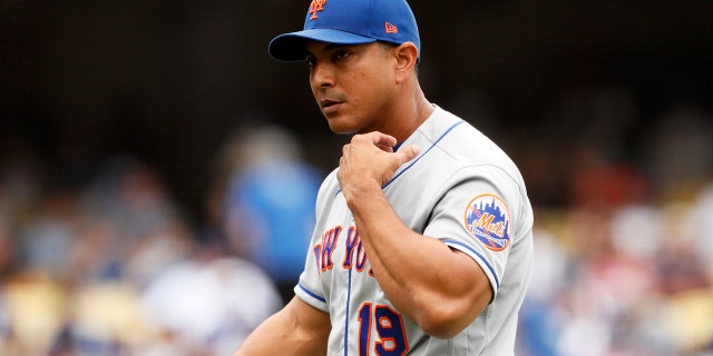 New York Mets manager Luis Rojas walks back to the dugout after removing a pitcher during the sixth inning of a baseball game against the Los Angeles Dodgers in Los Angeles, 토요일, 8월. 21, 2021.