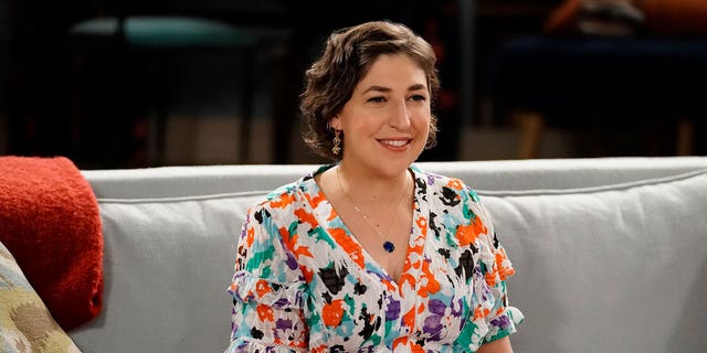 Mayim Bialik will temporarily host 'Jeopardy!'  now that Richards is out.