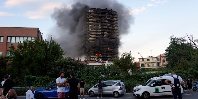 تم إجلاء السكان على عجل.  (AB Photo / Luca Bruno)