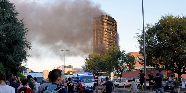 Hasiči v neděli bojovali s požárem, který se rychle rozšířil.  (AP Photo/Luca Bruno)