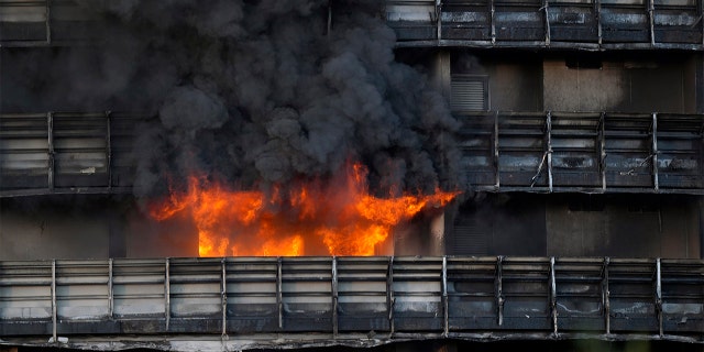 Het gebouw is een 60 meter hoog flatgebouw van 16 verdiepingen dat onlangs in Milaan is geherstructureerd.  (AP Foto/Luca Bruno)