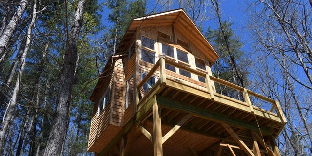 At Stay Dahlonega Treehouse Daybreak, you’ll be greeted each morning with soul-restoring mountain panoramas.